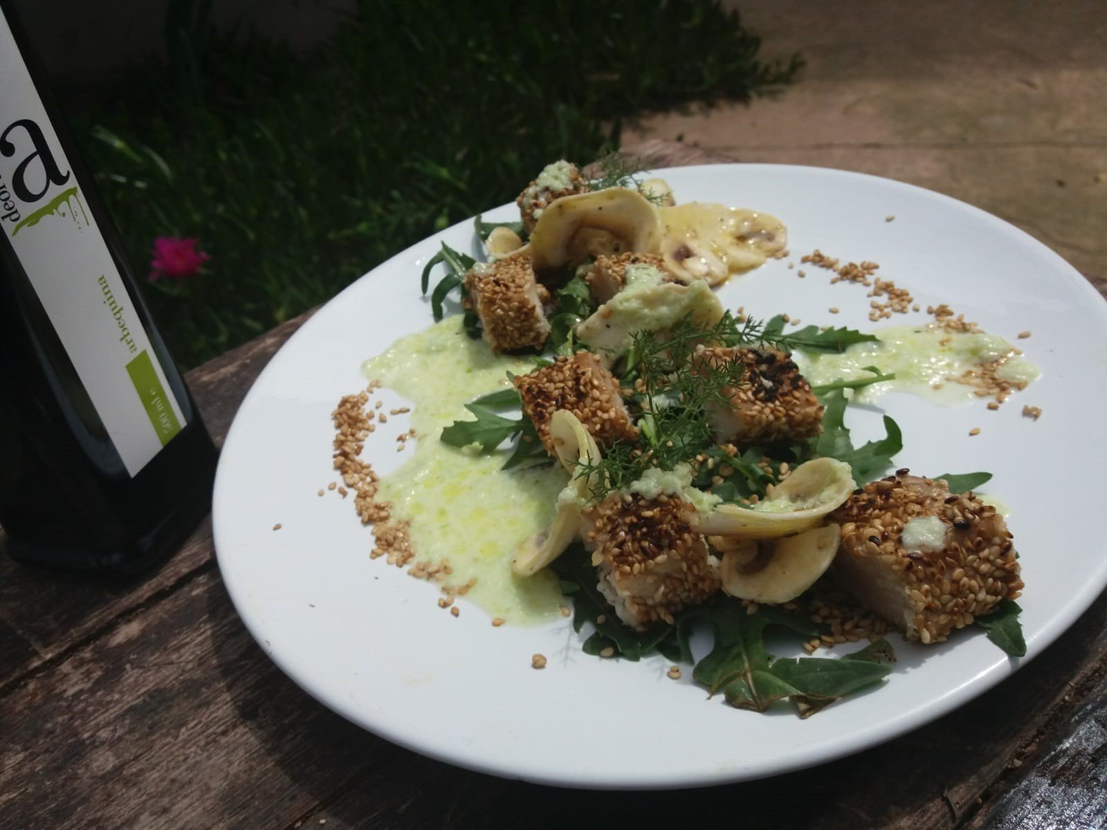 Tataki de atún con Tzatziki y rúcula silvestre